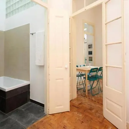 Alfama 1br With Mezzanine Διαμέρισμα *